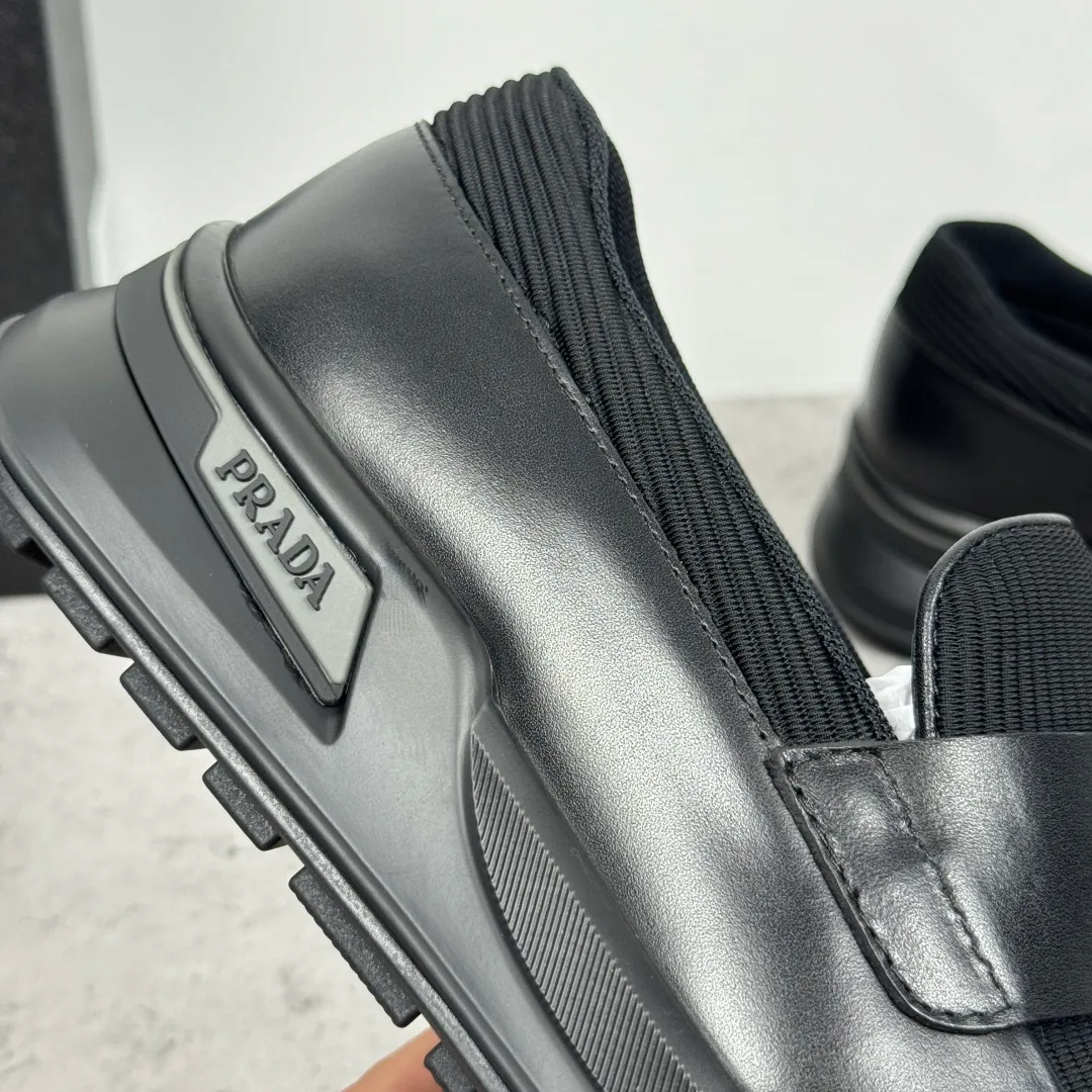 Batch 700 Prada/Prada men's matte leather thick-soled lightweight loafers! Casual fit, lightweight rubber sole slip-on driving shoes, matte calfskin wrapped around the entire upper, front body in pebbled calfskin/soft cloth, two styles available! Decorated with genuine leather buckle, front decorative details of PRADA silver letters, genuine leather feet, classic silver letter logo badge details, technical mesh lining, push-on opening and closing method, convenient and comfortable, cool and breathable! Paired with a lightweight, sporty functional thick sole, it is extremely comfortable on the feet and will not be tiring after long-term wear. It is available in multiple colors to meet different matching needs and comes with a complete package! Size: 39-40-41-42-43-44 Leather shoe size Item number: 2EE915 leather cloth black
